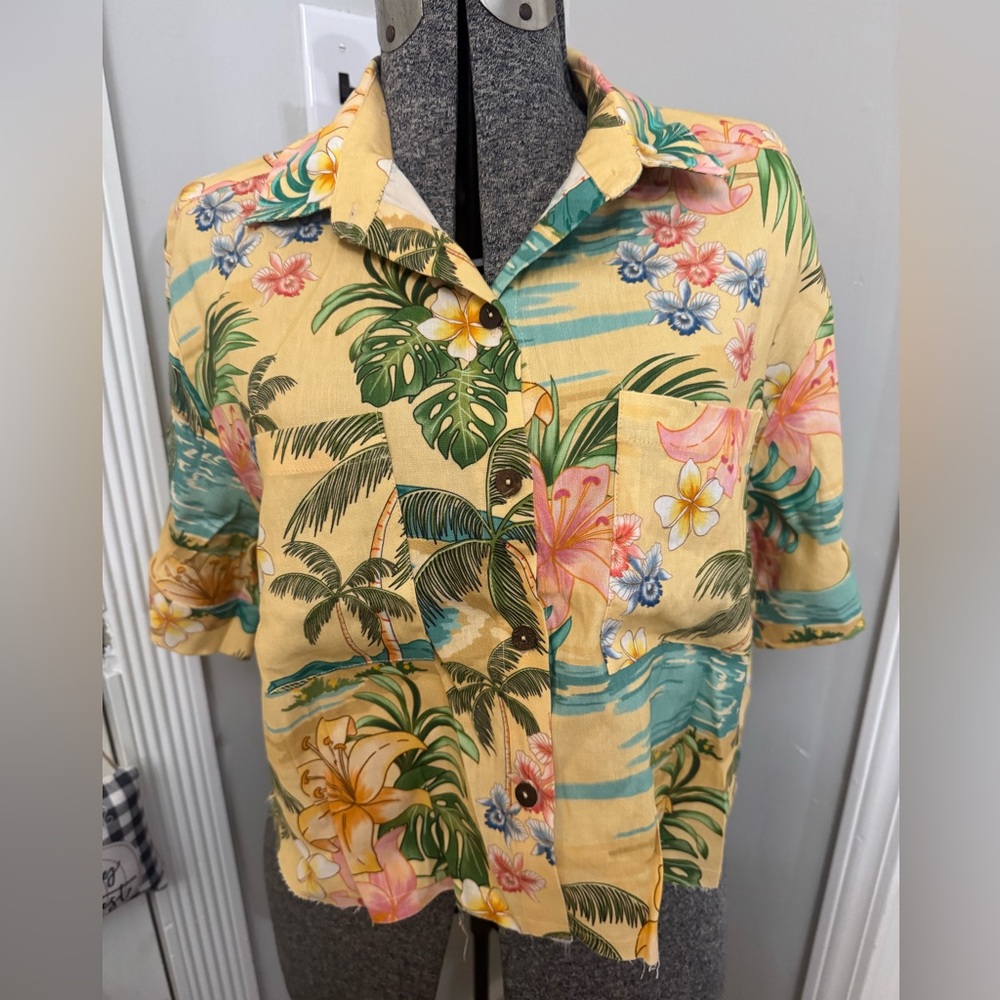 Women’s Shore Cropped Hawaiian Shirt size Medium